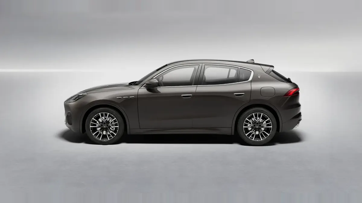 Maserati Grecale L4 MHEV 300CV AWD de ocasión en renting — Trasera