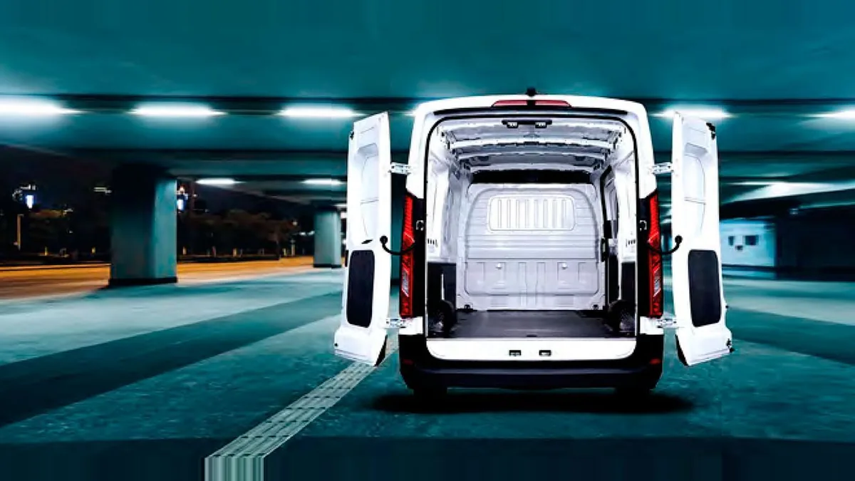 Maxus Deliver 9 Furgón 2.0D L3H2 150 (MERCANCÍAS PROPIAS) de ocasión en renting — Trasera