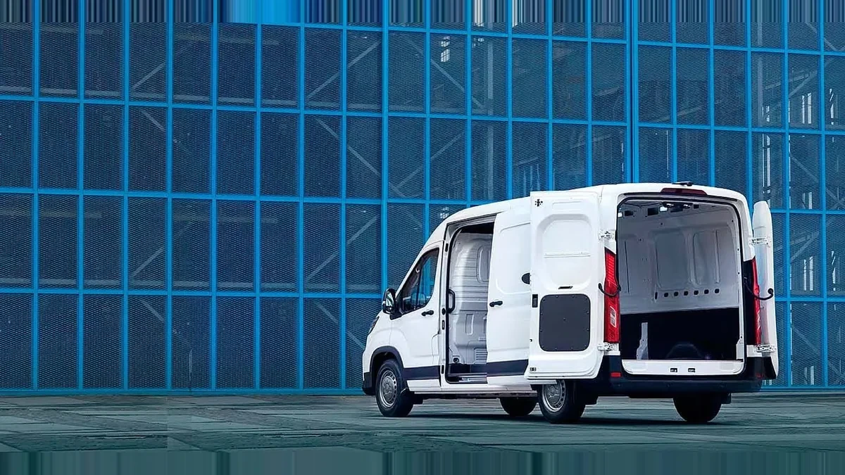Maxus Deliver 9 Furgón 2.0D L3H2 150 (MERCANCÍAS PROPIAS) de ocasión en renting — Lateral