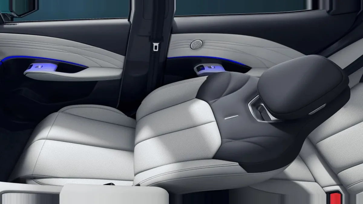 Omoda 7 1.5 TGDI PHEV Premium 279CV nuevo en renting — Delantera