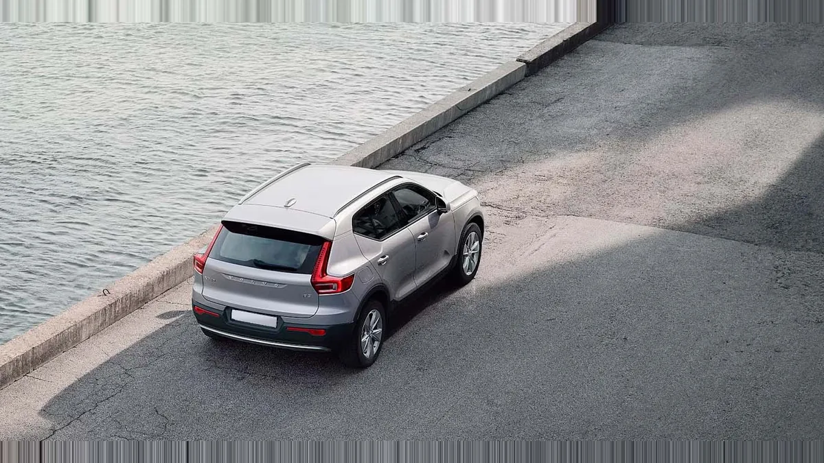 Volvo XC40 2.0 B3 Core G Auto de ocasión en renting — Trasera